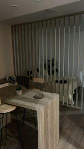 a room with a table and a wall with a fence at Hospedaje posada en Ezeiza in Ezeiza