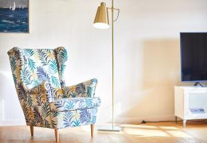 uma sala de estar com uma cadeira e um candeeiro em Pierspeicher Boardinghouse em Kappeln