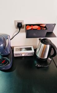 una mesa con tetera y una caja en ella en Studio Gajbica, en Novi Sad