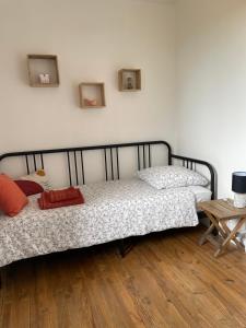 Postel nebo postele na pokoji v ubytování Bien et toit