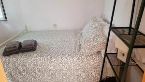 Habitación pequeña con cama con estante para libros en Apartment Turquesa - Almería, en Almería 5 fotos más