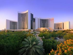 vistas a una ciudad con edificios altos en Grand Hyatt Dubai en Dubái