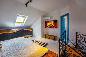 a bedroom with a bed and a painting on the wall at Casa Albastră by Casa Otto in Sighişoara
