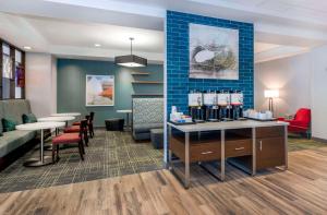 a waiting room with a counter with wine bottles at Hampton Inn & Suites Burlington in Burlington