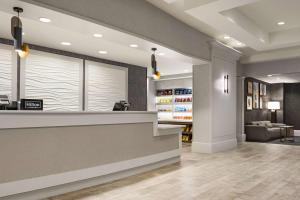 eine Lobby eines Ladens mit einer Rezeption in der Unterkunft Homewood Suites by Hilton Washington, D.C. Downtown in Washington