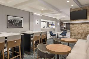 eine Lobby mit einer Bar sowie Tischen und Stühlen in der Unterkunft Homewood Suites by Hilton Washington, D.C. Downtown in Washington