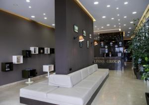een witte bank in de lobby van een winkel bij Horizon Batumi Aparthotel in Batoemi