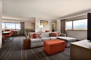 DoubleTree by Hilton Hotel Albuquerque的休息区