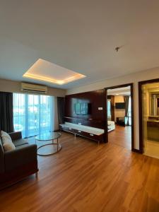 uma sala de estar com um sofá e uma televisão em BV2 HotelSuite homestay 2 bedrooms KK City Centre Near Imago em Kota Kinabalu