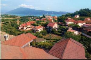 een luchtzicht op een kleine stad met huizen bij Apartment Lidija in Herceg-Novi