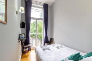 Postel nebo postele na pokoji v ubytování Coronation Hotel
