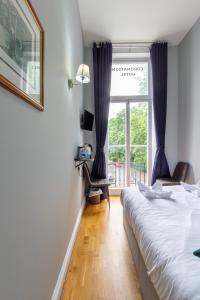 Postel nebo postele na pokoji v ubytování Coronation Hotel