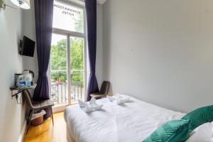 Postel nebo postele na pokoji v ubytování Coronation Hotel