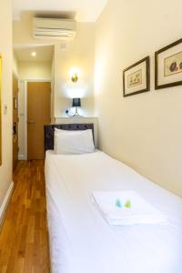 Postel nebo postele na pokoji v ubytování Coronation Hotel