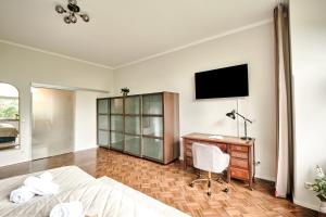 シュトルベルクにあるExklusives Altbauapartment - zentral und ruhigのベッド、机、テレビのある寝室