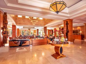 un hall d'un hôtel avec une salle d'attente dans l'établissement Swissôtel Sharm El Sheikh All Inclusive Collection, à Charm el-Cheikh