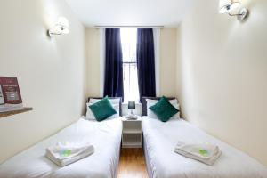 Postel nebo postele na pokoji v ubytování Coronation Hotel