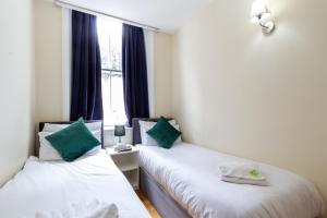 Postel nebo postele na pokoji v ubytování Coronation Hotel