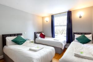 Postel nebo postele na pokoji v ubytování Coronation Hotel