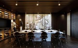une salle de réunion avec une table, des chaises et un tableau dans l'établissement art'otel Rome Piazza Sallustio, Powered by Radisson Hotels, à Rome