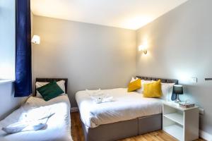 Postel nebo postele na pokoji v ubytování Coronation Hotel