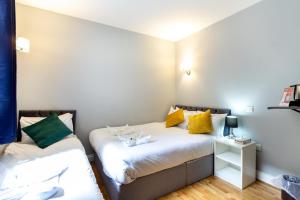 Postel nebo postele na pokoji v ubytování Coronation Hotel