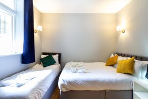 Postel nebo postele na pokoji v ubytování Coronation Hotel