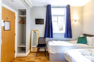 Postel nebo postele na pokoji v ubytování Coronation Hotel