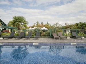 Bazén v ubytování Hotel Donibane Saint-Jean-de-Luz nebo v jeho okolí