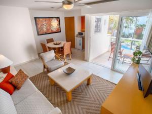 sala de estar con sofá y mesa en Marival Emotions Resort All Inclusive - Future Mercure, en Nuevo Vallarta 