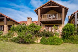 クニスナにあるPezula Family Holiday - No Loadsheddingのバルコニー付きの家のイメージ