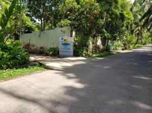 una strada con un cartello sul lato della strada di Camiguin Lanzones Resort a Mambajao