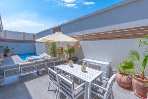 Balkón nebo terasa v ubytování Tropical 2BR Paradise in Bali, El Gouna. Pool, Patio & BBQ