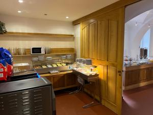Kuchyň nebo kuchyňský kout v ubytování Hotel Praha