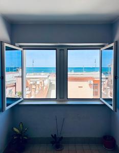 una ventana con vistas al océano en una habitación en Bed&Beach, en Fiumicino