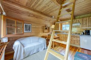 シャモニー・モンブランにあるMazot Mer de Glace - Happy Rentalsの小さな家の梯子付きの部屋