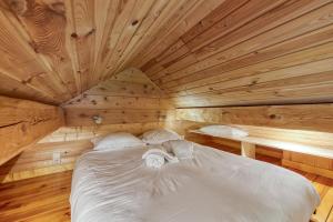 una cama en una habitación con techo de madera en Mazot Mer de Glace - Happy Rentals, en Chamonix-Mont-Blanc