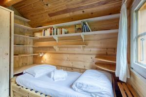 Un dormitorio con una cama en una cabaña de madera. en Mazot Mer de Glace - Happy Rentals, en Chamonix-Mont-Blanc