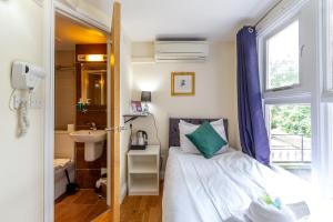 Postel nebo postele na pokoji v ubytování Coronation Hotel