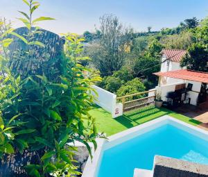 VallesecoGarancor的一座带游泳池和花园的别墅