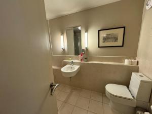 Harte and Garter Hotel في ويندسور: حمام مع مرحاض ومغسلة