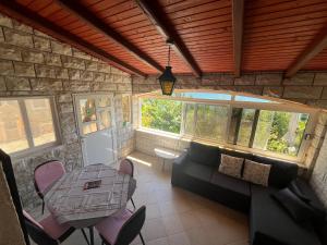 un soggiorno con un divano e un tavolo di Marko Beachfront Apartments Seget Trogir a Trogir