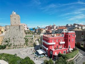 uma vista para uma cidade com um edifício vermelho e uma torre em Art Hotel Santa Lucia em Termoli