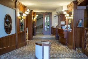 um quarto com um corredor com uma porta e um balcão em Art Hotel Santa Lucia em Termoli