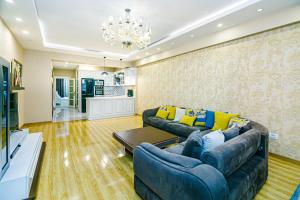 ein Wohnzimmer mit einem Sofa und einem Tisch in der Unterkunft Azure Resident Apartments in Baku