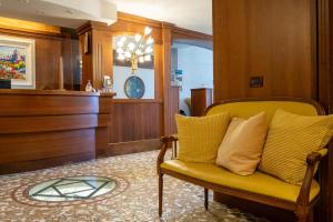uma sala de estar com uma cadeira amarela e uma mesa em Art Hotel Santa Lucia em Termoli