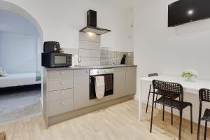Kuchyň nebo kuchyňský kout v ubytování Serenity Hotel