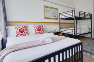 Postel nebo postele na pokoji v ubytování Serenity Hotel