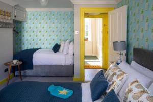 Un dormitorio con dos camas y una sala de estar. en Dream Stays Bath - Kingsmead Street, en Bath