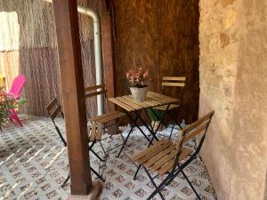a table and chairs on the porch of a house at Gite Le Clos Doré à Beblenheim Parking privé in Beblenheim